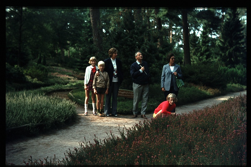 34.Driebergen aug 1973 Rino,Ilse,Mama,Brigitte,Marion,Peter.JPG